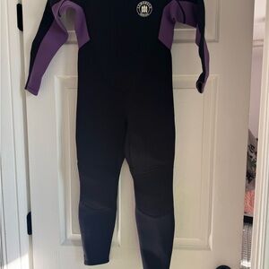 Lemorecn Childs wetsuit size 8 nwt Black and Purple Wetsuit